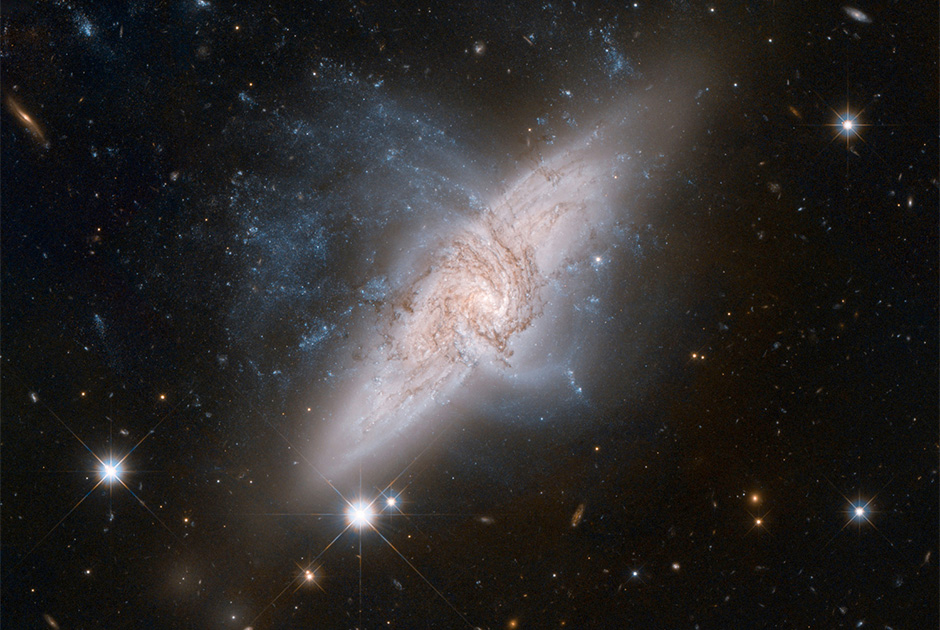 Этот снимок парных перекрывающихся галактик NGC 3314 был получен в 2012 году. Кажется, что эти две галактики столкнулись, но на самом деле это обман перспективы — они находятся на расстоянии десятка миллионов световых лет.
