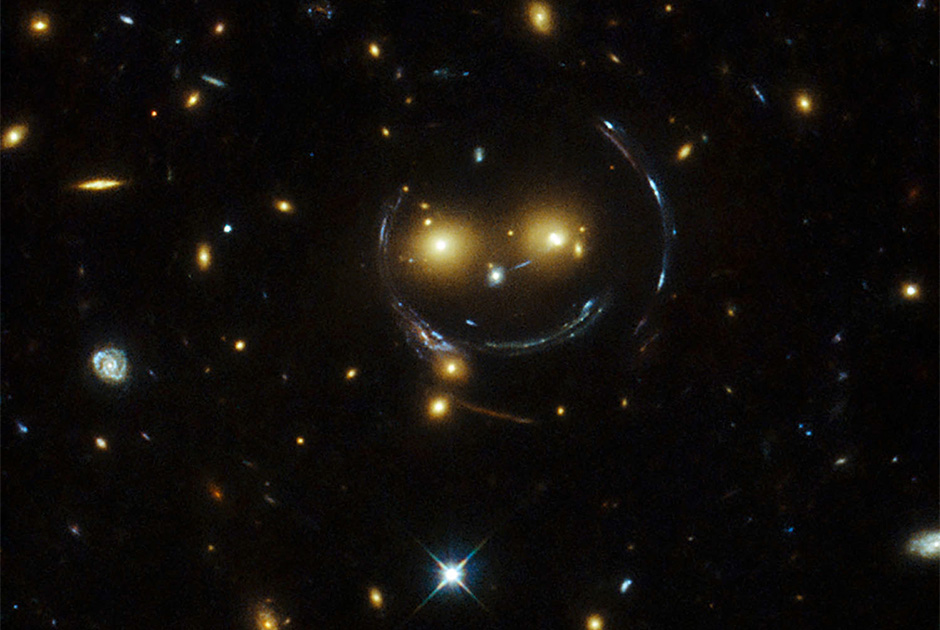 В центре этого кадра находятся две слабые галактики, которые, кажется, образуют смайлик (или голову снеговика). Глазами являются галактики SDSSCGB 8842.3 и SDSSCGB 8842.4, а вводящие в заблуждение линии улыбки на самом деле являются дугами, вызванными эффектом, известным как сильное гравитационное линзирование. 
