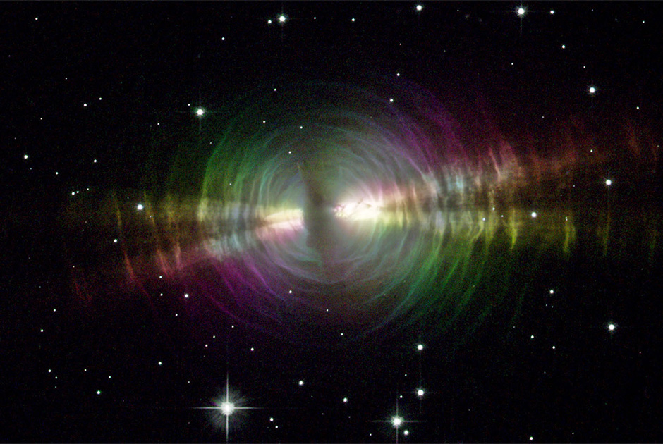 В туманности Яйцо, расположенной на расстоянии 3 тысяч световых лет, можно взглянуть на уникальные оболочки пыли, укрывающие старую звезду. Эта пыль находится на расстоянии в одну десятую светового года от звезды и образует концентрические кольца вокруг звезды. 
