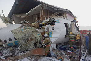 Пассажирский самолет упал в Казахстане Авария произошла после вылета из Алма-Аты, на борту находилось около 100 человек