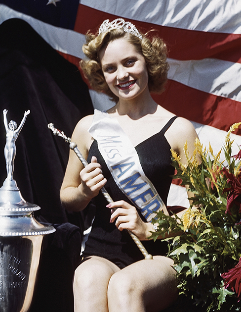 «Мисс Америка-1943» Джин Бартел в тиаре победительницы конкурса красоты