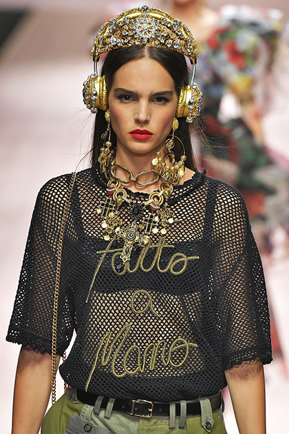 Модель в тиаре в ориентальном стиле на показе Dolce &amp; Gabbana, 2018 год