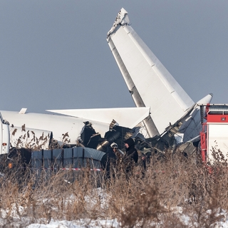 Обломки самолета Fokker 100 казахстанской авиакомпании Bek Air