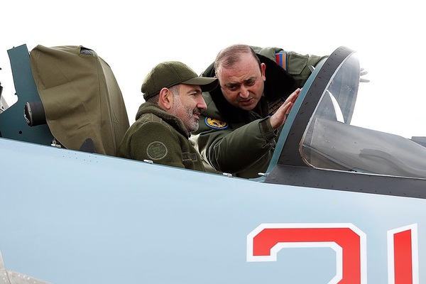 Никол Пашинян в кабине Су-30СМ