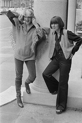 Дизайнер Мэри Куант и модель в «шапке траппера», 1975 год