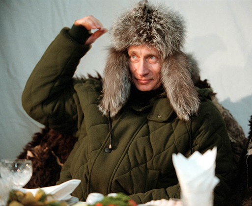 Президент Путин в ушанке из енота на зимнем пикнике, 2003 год