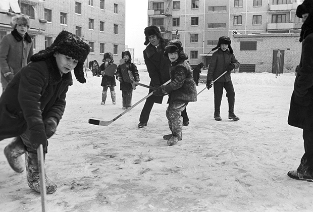 Дети в ушанках играют в хоккей, Комсомольск-на-Амуре, 1979 год