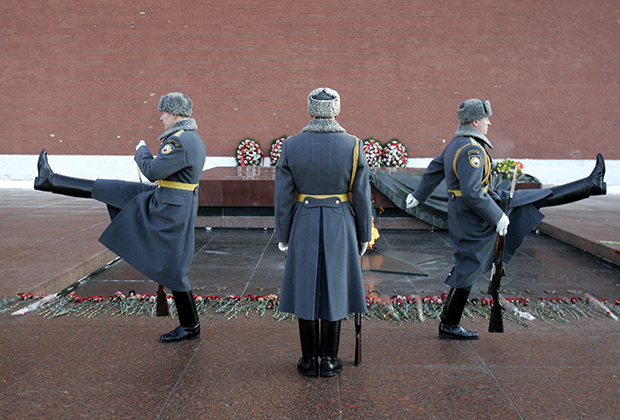Солдаты в почетном карауле у могилы Неизвестного Солдата в Москве, 2007 год