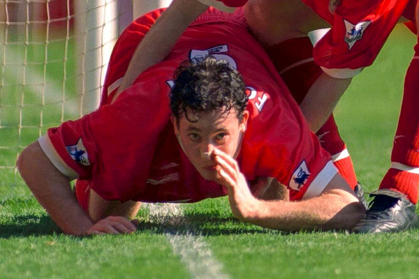Футболист «Ливерпуля» Робби Фаулер, подозревавшийся в употреблении кокаина, отмечает гол в дерби с «Эвертоном»