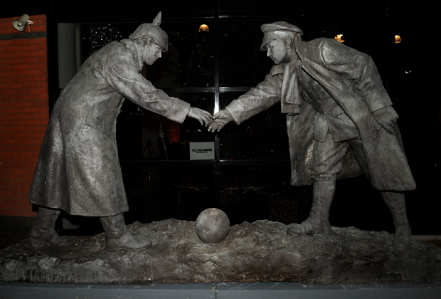 Памятник «Сейчас мы заодно» (All Together Now), установленный в Ливерпуле
