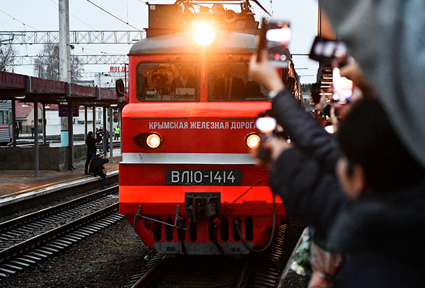 Встречающие на перроне вокзала в Симферополе, куда прибыл фирменный двухэтажный поезд "Таврия" (№27), проследовавший по маршруту Москва - Симферополь. 