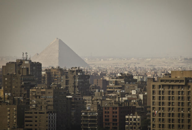 Вид на пирамиды Гизы из пригорода Каира