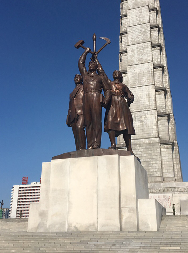 Бронзовая скульптурная группа у подножия монумента идей чучхе в Пхеньяне