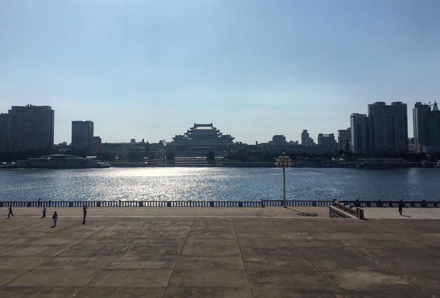 Вид на площадь имени Ким Ир Сена через реку Тэдонган