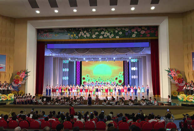 Актовый зал Мангёндэского дворца пионеров и школьников
