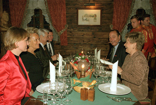 Во время ужина: Наина Ельцина, Жак Ширак, Борис Ельцин и Бернадетт Ширак