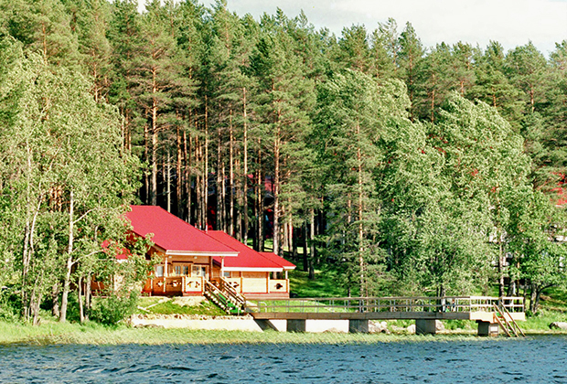 Президент Борис Ельцин приехал в Карелию на Сатурады, чтобы провести часть летних каникул в озерной республике