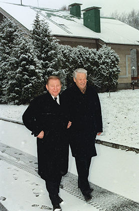 Президент России Борис Ельцин и глава Украины Леонид Кучма на прогулке в резиденции «Русь»
