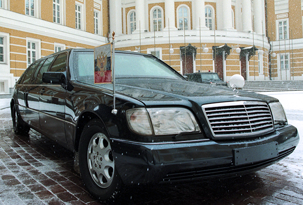 Борис Ельцин вышел на работу в Кремль после недельного пребывания в загородной резиденции «Горки-9», где он лечился от простуды. Март 1998 года