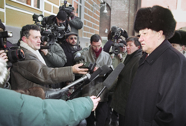Борис Ельцин беседует с журналистами после возложения венка к месту захоронения праха ученого Сергея Королева