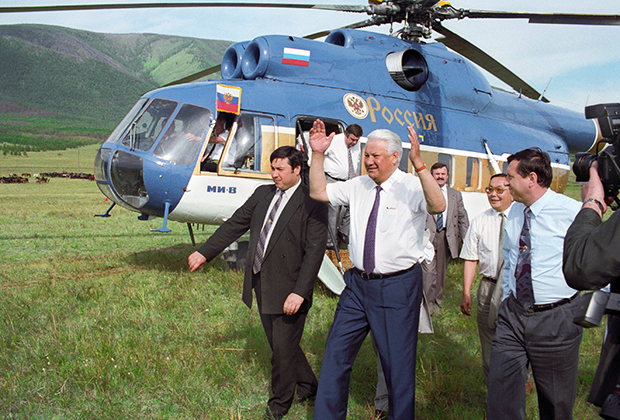 Борис Ельцин прибыл на пастбище в Республике Тыва, 1994 год