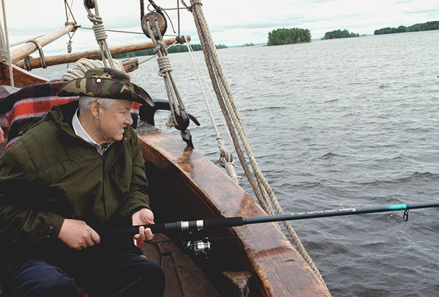 Борис Ельцин на рыбалке на Онежском озере