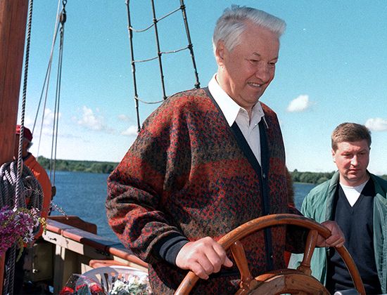 Ельцин за штурвалом копии лодки Петра I в Карелии