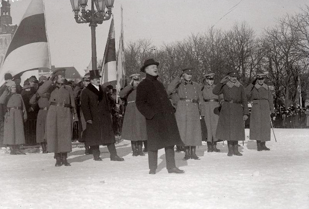 Премьер-министр и военный министр Константин Пятс выступает с речью на параде, посвященном 1-й годовщине провозглашения Эстонской Республики на площади Петри, 1919 год