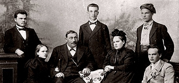 Семья Пятс (слева направо): брат Николай, сестра Марианна, отец Якоб, брат Вольдемар, мать Ольга, братья Петр и Константин.