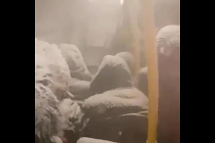 Пассажиров российского автобуса полчаса заметало снегом в салоне после ДТП