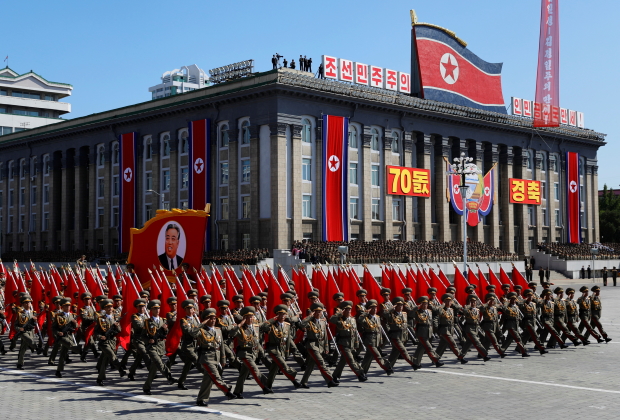Военный парад на площади имени Ким Ир Сена