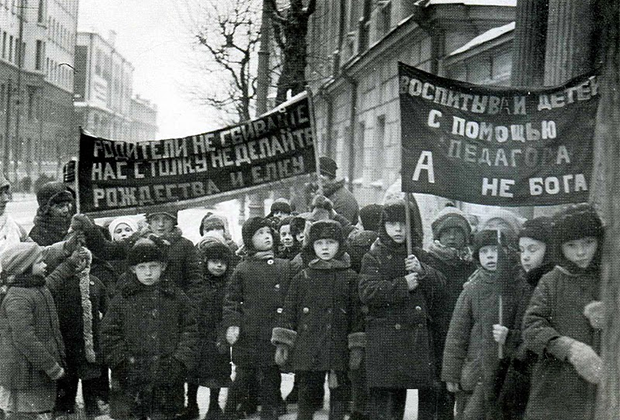 Митинг детей против Рождества и елки