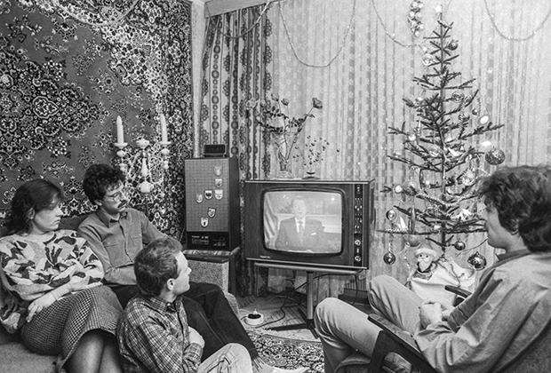 Советские граждане слушают обращение президента США Рональда Рейгана. 1 января 1988 года