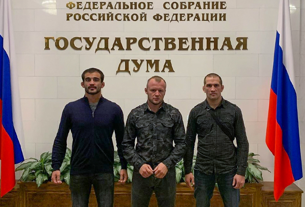 Александр Шлеменко (в центре)
