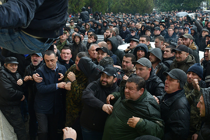 Президенту Абхазии передали требования оппозиции
