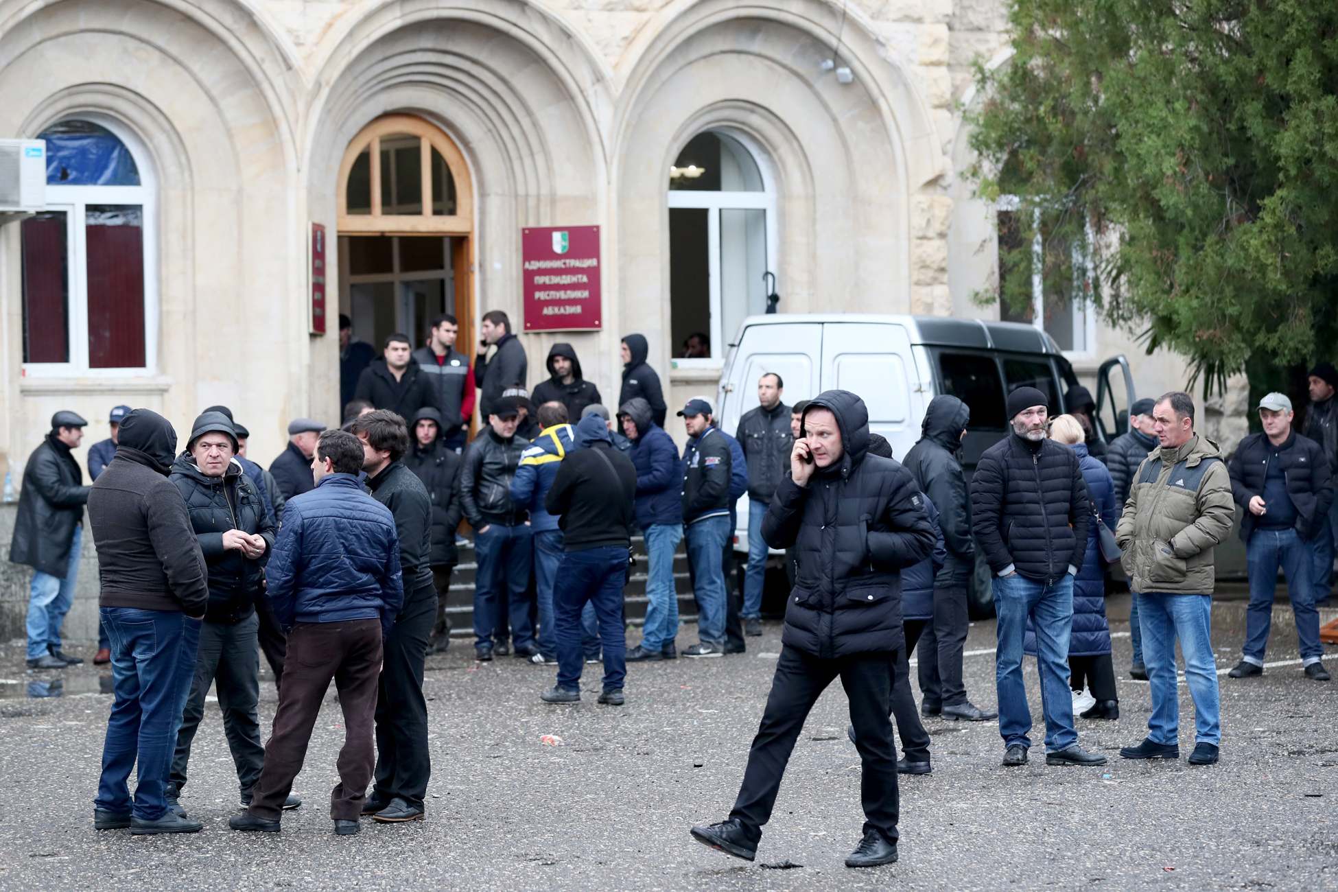 Абхазия новости за последние сутки. Сухум администрация президента. Протестующие захватили здание администрации президента Абхазии. Митинг в Абхазии.