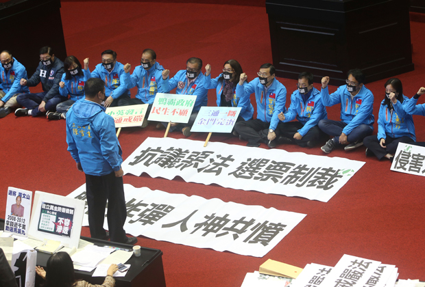 Парламентарии от партии Гоминьдан протестуют против принятия закона о запрете вражеского внешнего влияния на политическую жизнь острова