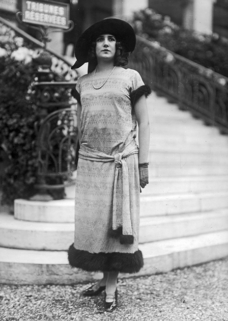 Модель в платье с поясом, 1922 год