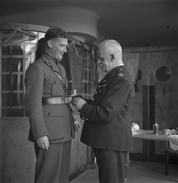 Подгонка офицерской портупеи в Лондоне, 1941 год