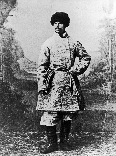 Русский крестьянин в перепоясанном кушаком кафтане, около 1910 года