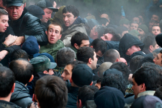 Абхазские оппозиционеры штурмуют здание администрации президента в Сухуми, 9 января 2020 года