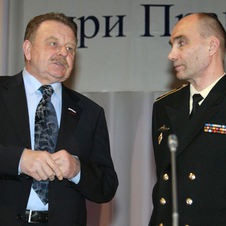 Адмирал Вячеслав Попов (слева)