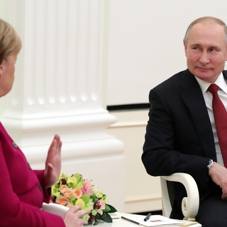 Владимир Путин (справа)