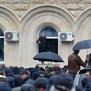 Оппозиционеры штурмуют здание администрации президента Абхазии