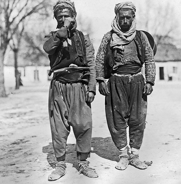 Турецкие крестьяне, подпоясанные веревками, около 1925 года