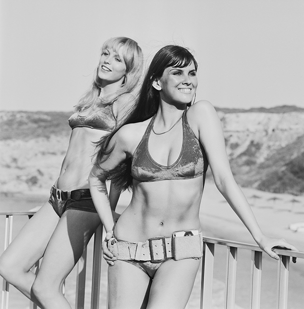 Модели в бикини и ремнях, 1971 год