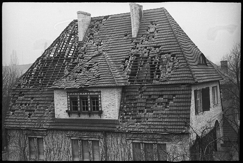 Разрушенные дома в городе Свинемюнде после атаки американских бомбардировщиков. 5 мая 1945 года город был взят Красной армией, сегодня он находится в составе Польши под названием Свиноуйсьце.
Свинемюнде, Германия, 1945 год.