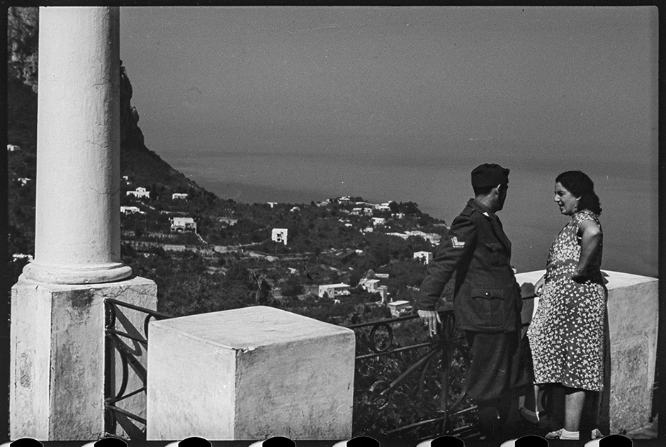 Итальянский военный с женщиной на смотровой площадке на Капри. Италия, 1941 год.