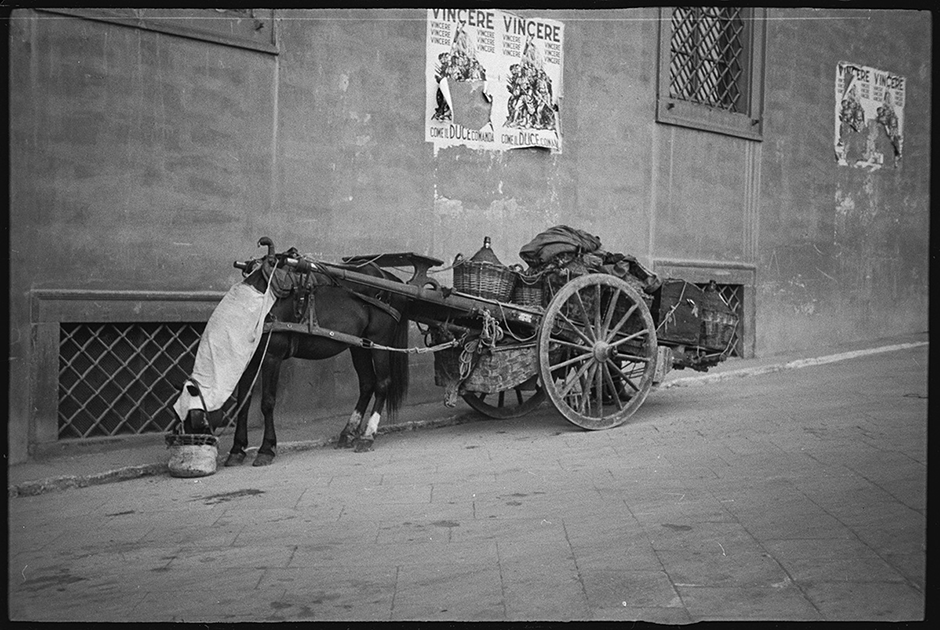 Гужевая повозка на одной из улиц Неаполя. Италия, 1941 год.