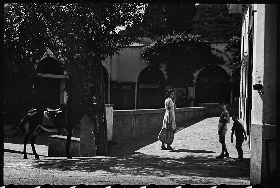 На одной из улиц Капри. Италия, 1941 год.
